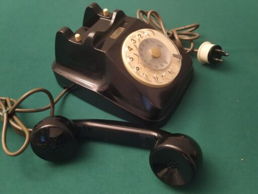 Apparecchi telefonici in bachelite-vari colori