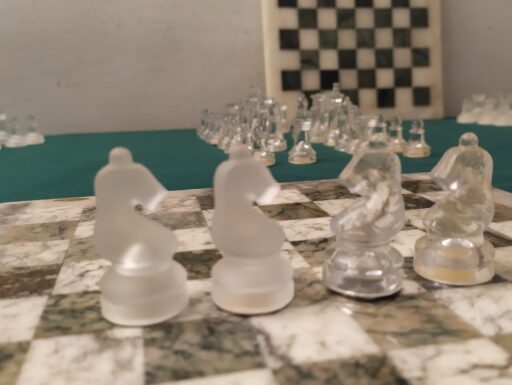 Scacchiere in marmo con scacchi in plexiglass