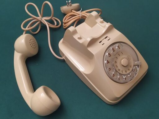 Apparecchi telefonici in bachelite-vari colori