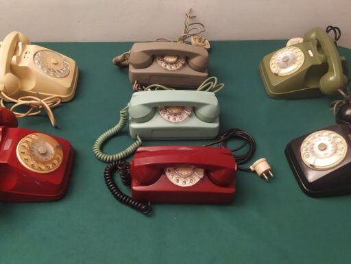 Apparecchi telefonici in bachelite-vari colori