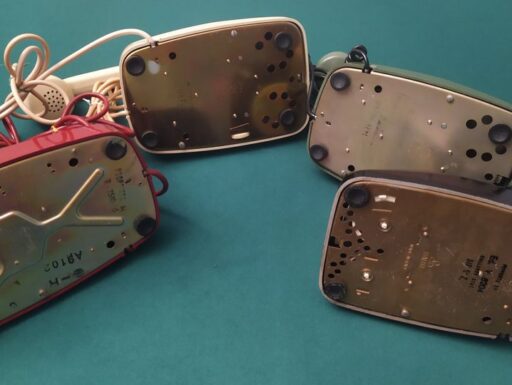 Apparecchi telefonici in bachelite-vari colori