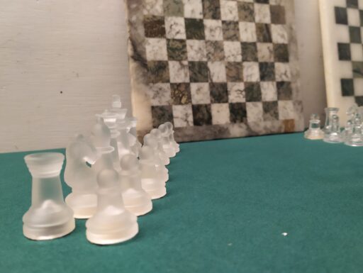 Scacchiere in marmo con scacchi in plexiglass