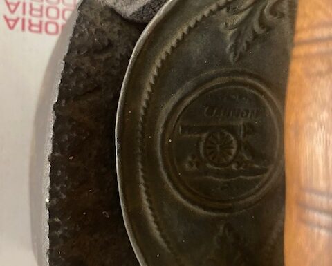 Antico ferro da stiro