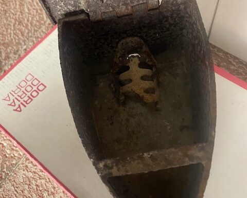 Antico ferro da stiro