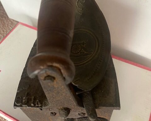 Antico ferro da stiro