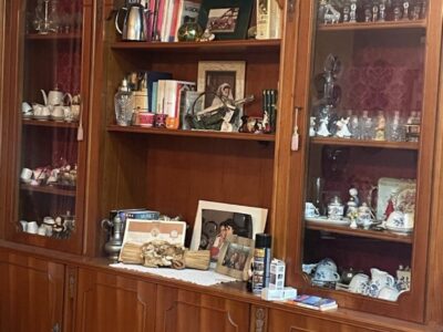 Credenza due vetrine, 3 sportelli, quattro cassetti, 3 ripiani