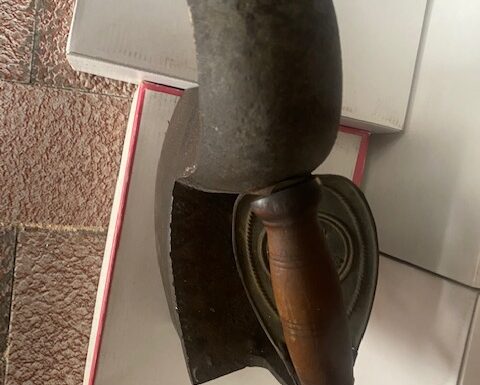 Antico ferro da stiro