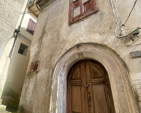 Fabbricato indipendente da ristrutturare