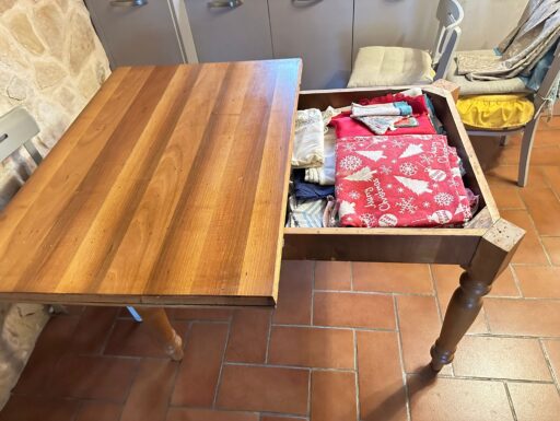 Tavolo arte povera noce