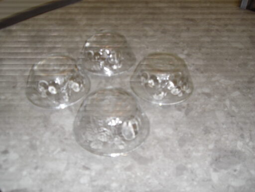 Coppette di vetro decorate. lotto di quattro.