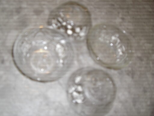 Coppette di vetro decorate. lotto di quattro.