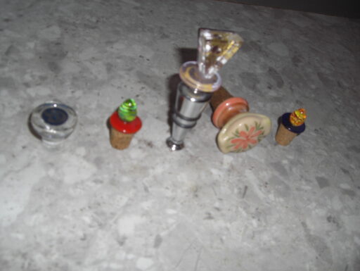 Tappi artistici,lotto di cinque,in materiali vari(murano).