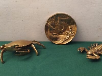 Scorpione granchio e placca ottone