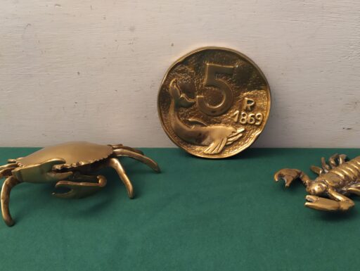 Scorpione granchio e placca ottone
