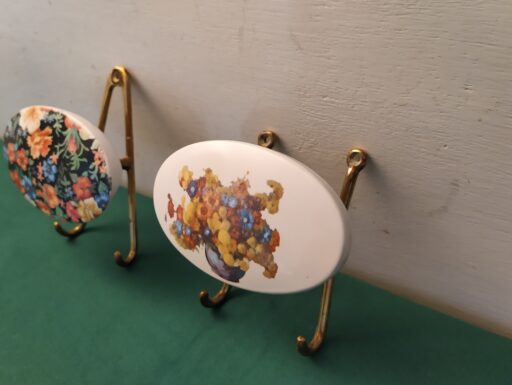 Attaccapanni d’epoca composizione fiori