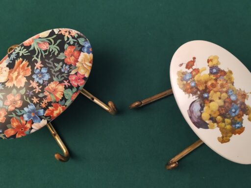 Attaccapanni d’epoca composizione fiori