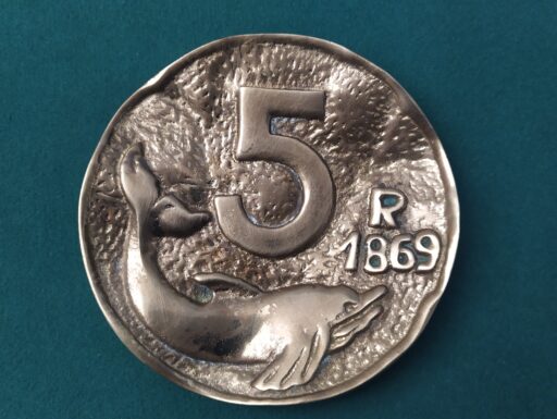 Scorpione granchio e placca ottone