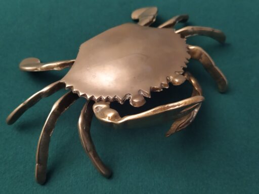 Scorpione granchio e placca ottone
