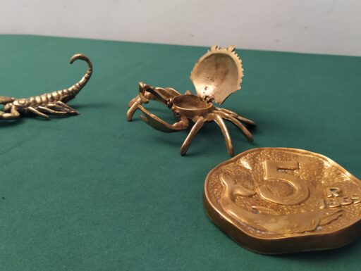 Scorpione granchio e placca ottone