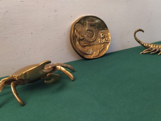 Scorpione granchio e placca ottone