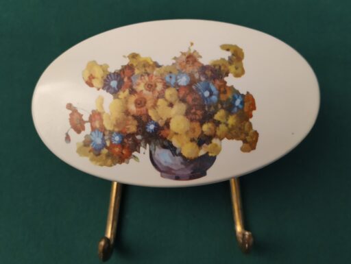 Attaccapanni d’epoca composizione fiori