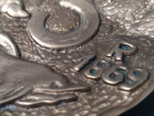 Scorpione granchio e placca ottone