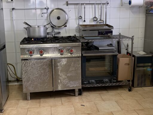 Cedesi bar con cucina e attrezzatura più posti esterni