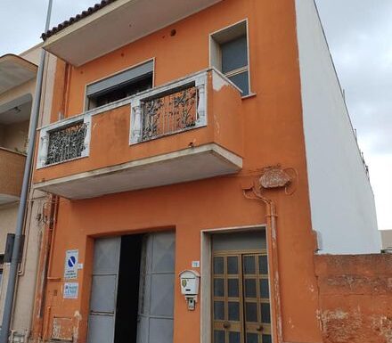 In s. donaci casa+garage via tunisi78