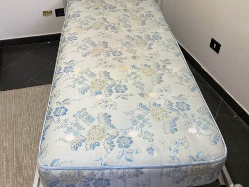 N. 2 lettini singoli con materassi