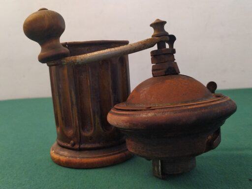Macinacaffe' d'epoca cilindrico legno e metallo