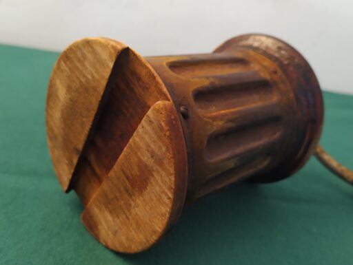 Macinacaffe' d'epoca cilindrico legno e metallo