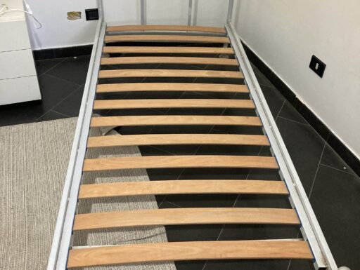 N. 2 lettini singoli con materassi