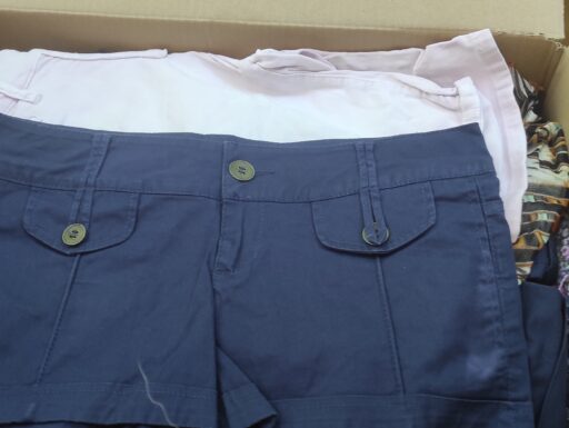 Stock di 200 pezzi , abbigliamento