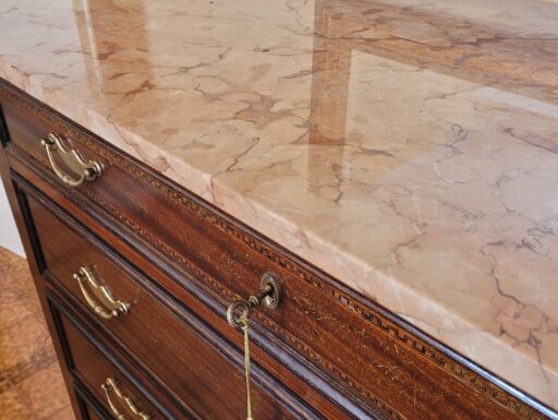 Como' antico con pietra di marmo rosso di verona