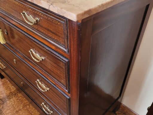 Como' antico con pietra di marmo rosso di verona