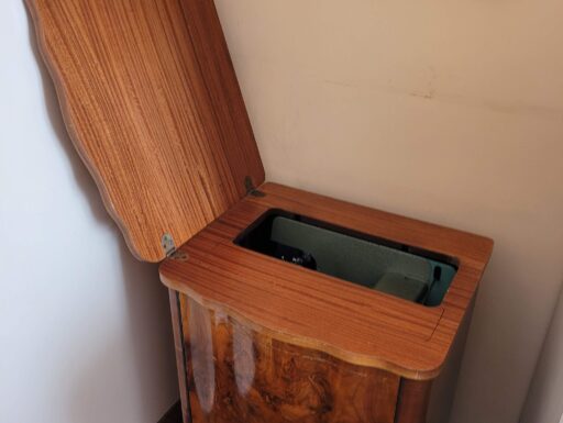 Mobile in radica con macchina da cucire antica antica