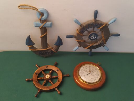Ancora timoni e barometro in legno