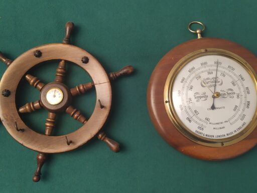 Ancora timoni e barometro in legno