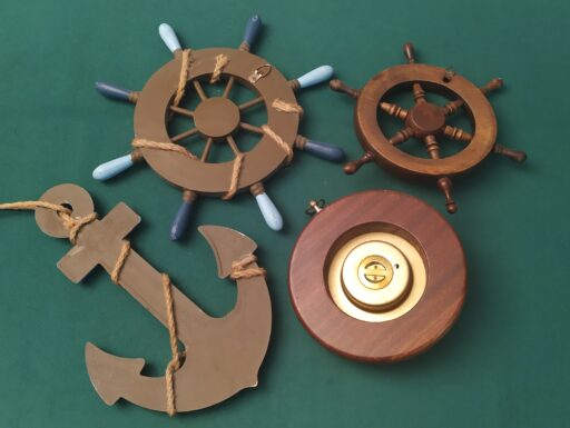 Ancora timoni e barometro in legno