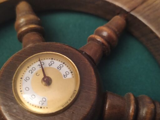 Ancora timoni e barometro in legno