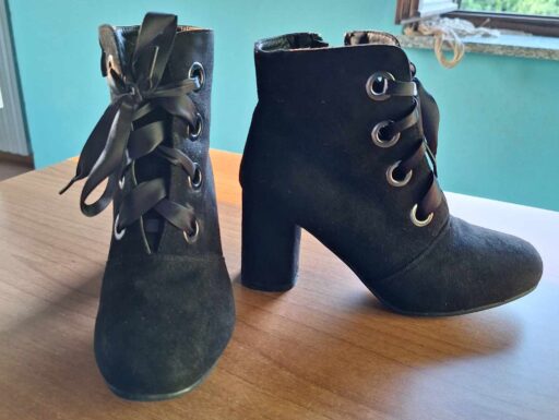Stivaletti neri camoscio con chiusura con lacci in raso nuovi
