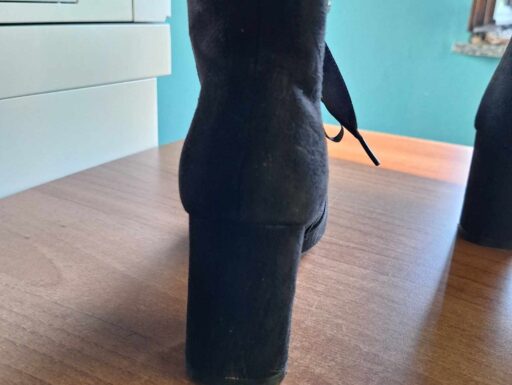 Stivaletti neri camoscio con chiusura con lacci in raso nuovi