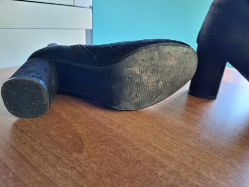 Stivaletti neri camoscio con chiusura con lacci in raso nuovi