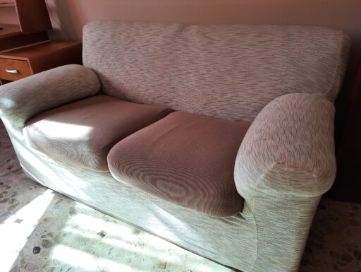 Divano in tessuto gia' con copridivano