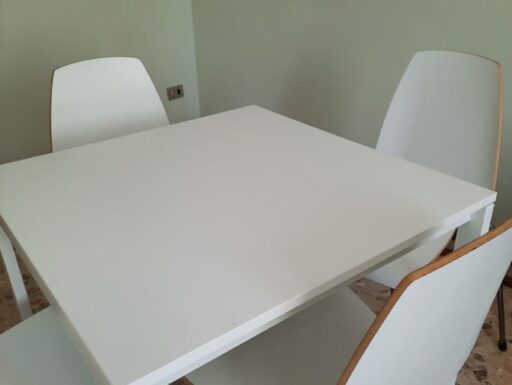 Tavolo laccato bianco con 4 seggiole in legno laccate bianco