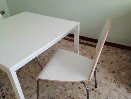 Tavolo laccato bianco con 4 seggiole in legno laccate bianco