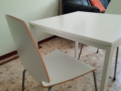 Tavolo laccato bianco con 4 seggiole in legno laccate bianco