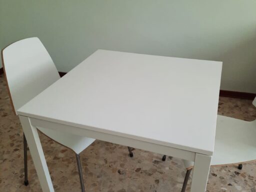 Tavolo laccato bianco con 4 seggiole in legno laccate bianco