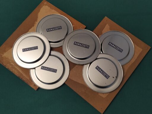 Sottobicchieri metallo e targhe legno "amaro ramazzotti"