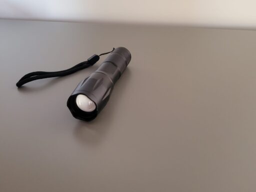 Torcia elettrica nera zoom con batteria